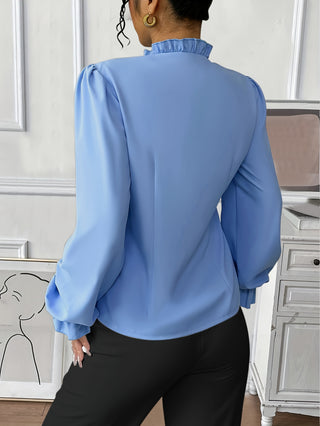 بلوزة نسائية أنيقة بتصميم فرنسي بأكمام طويلة وزر جانبي غير متماثل وحاشية كشكشة باللون الأزرق - بوليستر، قابلة للغسيل بالماكينة، مثالية للخريف