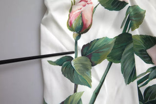 Dolce &amp; Gabbana White Roses Print Stretch Silk Pleated Dress